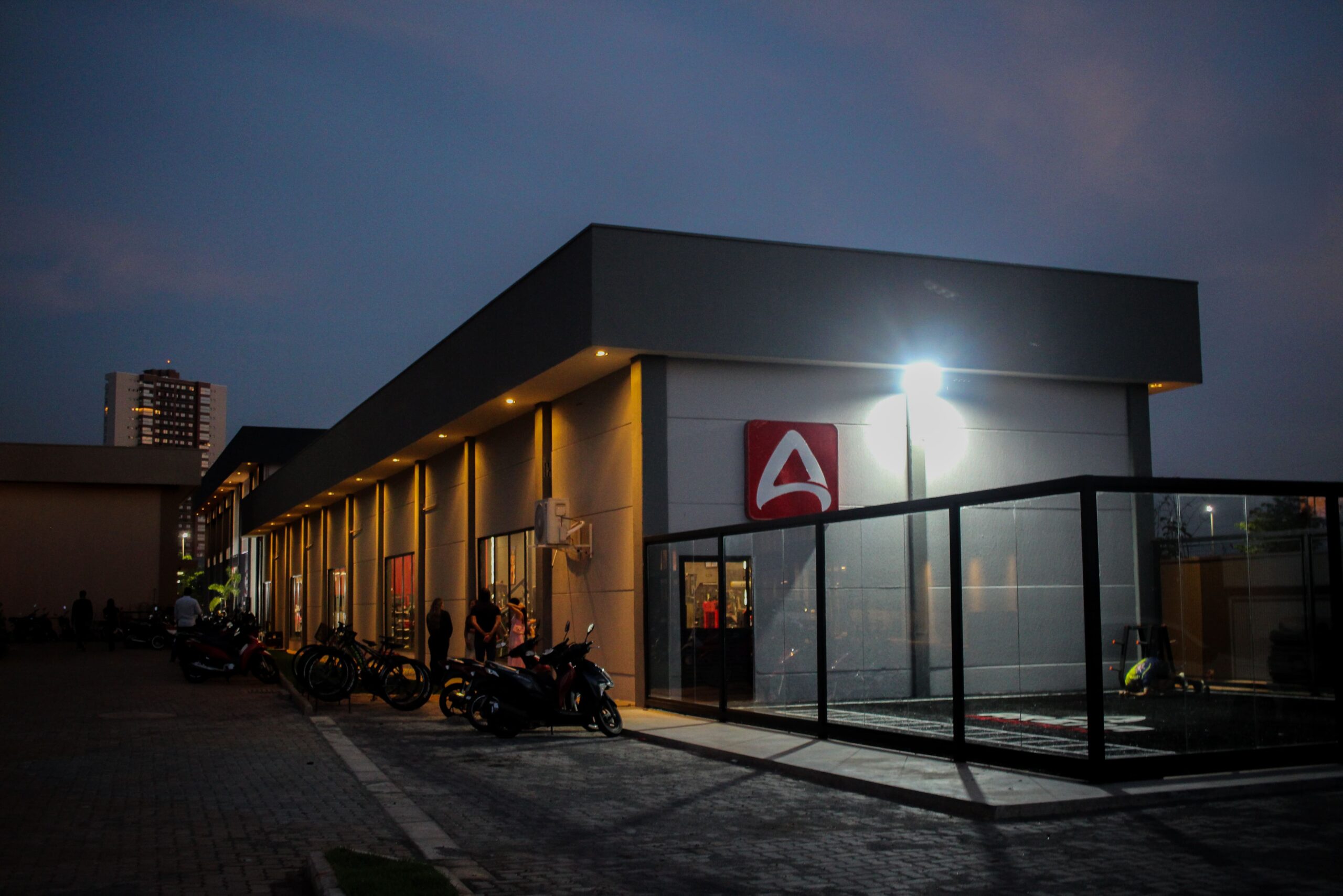 Unidade Arena Training ao anoitecer