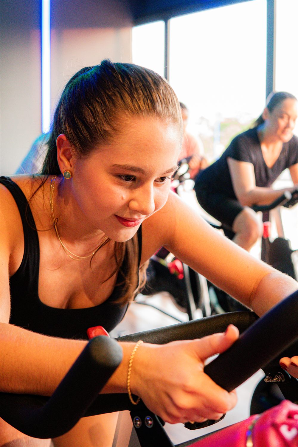 Aluna concentrada durante aula de spinning